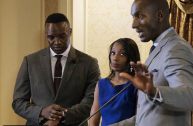 Former contestant on 'The Apprentice,' Dr. Randal Pinkett, speaks as fellow contestants Tara Dowdell (C) and Kwame Jackson (L) look on during a news conference against Republican U.S. presidential candidate Donald Trump in New York City, April 15, 2016. (REUTERS/Brendan McDermid)