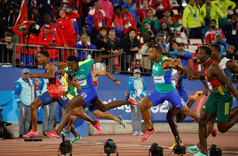 CLOSE FINISH! Emanuel Archibald (right) leans at the line in the photo-finish of the Men’s  100m (Photo: Pan Am Games)