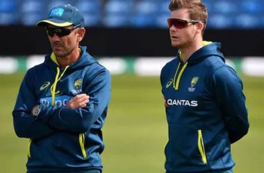 Australia coach Justin Langer (left) with Steve Smith (Source: Twitter)