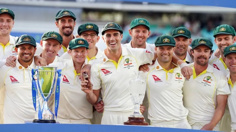 Pat Cummins and team-mates celebrate with the urn after retaining the Ashes (PA Images via Getty Images)