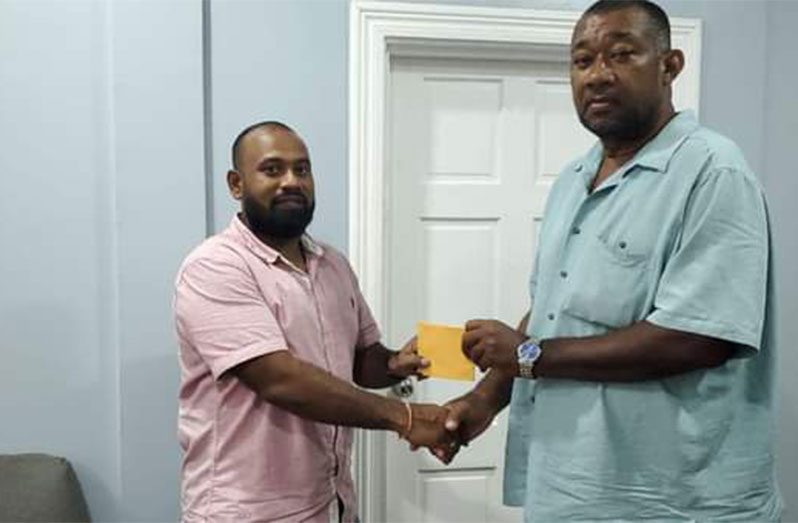 Businessman Ishwar Singh hands over his support
