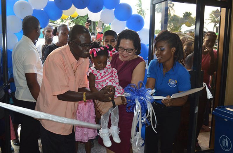First Lady Sandra Granger assists in cutting the ribbon as she declares Benjamin’s Bakery open