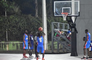 Action between Pepsi Sonics and Rising Stars (defence)