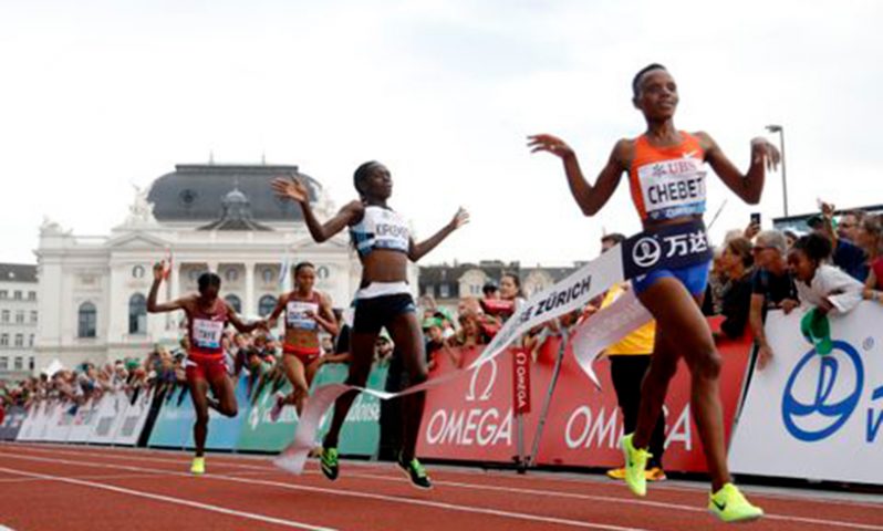 Kenya's Beatrice Chebet crosses the finish line to win the women's 5 000m final, September 7, 2022 (REUTERS/Arnd Wiegmann)