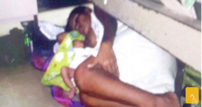 The mother breastfeeding her newborn under a bed at the GPHC. (Photo credit: Citizensreportgy)