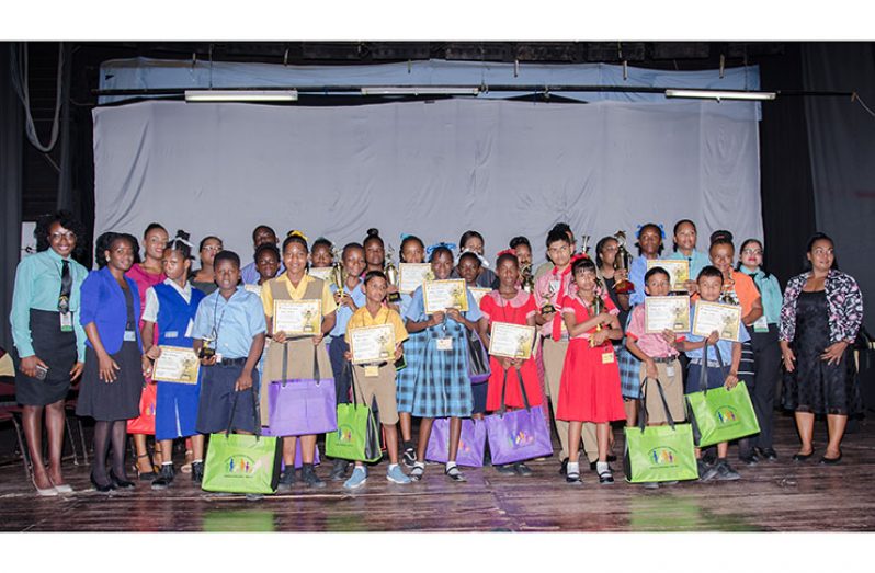 Winners and participants of the signing bee competition (Delano Williams photo)