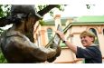 Belinda Clark poses with her statue at the SCG, the first of a female cricketer in the world  •  (Cricket Australia via Getty Images)
