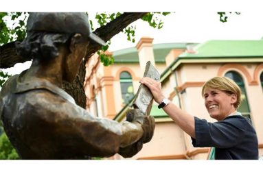 Belinda Clark poses with her statue at the SCG, the first of a female cricketer in the world  •  (Cricket Australia via Getty Images)