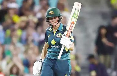 Beth Mooney scored a 51-ball 75