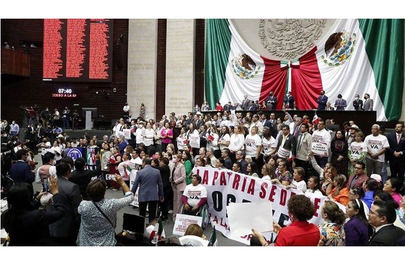 The vote came after a marathon session in Mexico's House of Deputies (BBC/EPA photo)