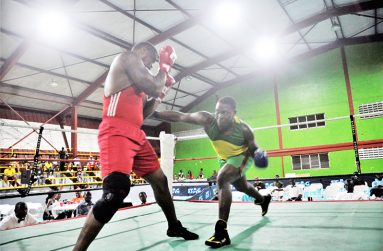 Aubrey Headley (right) scores with a right hand to the body of Leandro Dongo in Saturday night (Sean Devers photo)