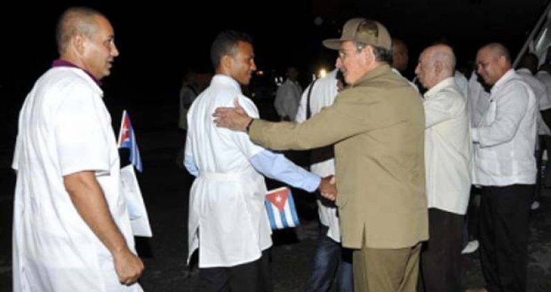 (CAN photo) President Raul Castro bids goodbye to members of the Cuban Medical Brigade off to Sierra Leone