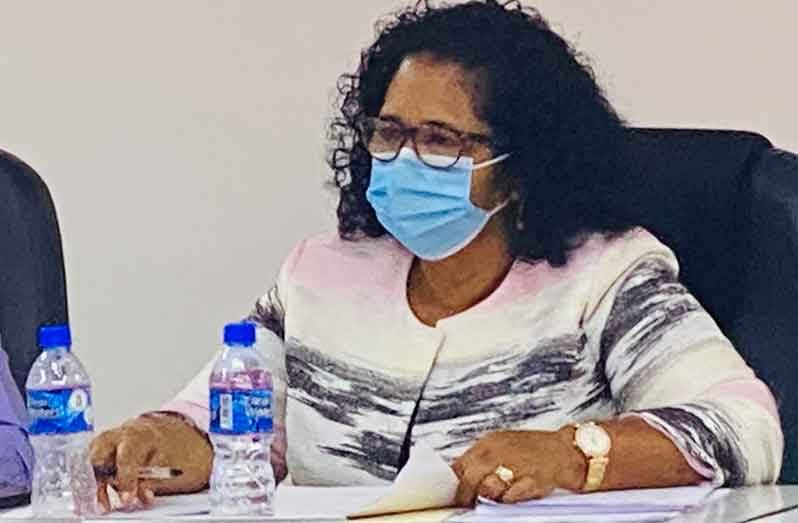 Regional Chairperson Vilma De Silva speaking at the RDC meeting 
