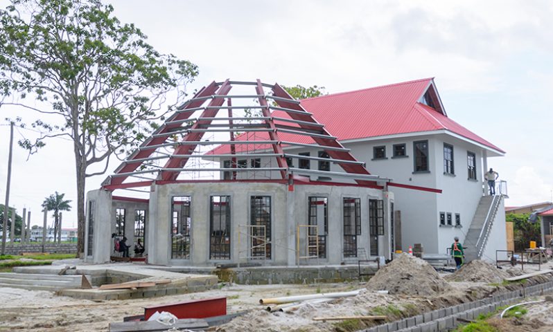 Contractors putting the final touches on a benab extension of the NTC’s new secretariat building (Delano Williams photo)