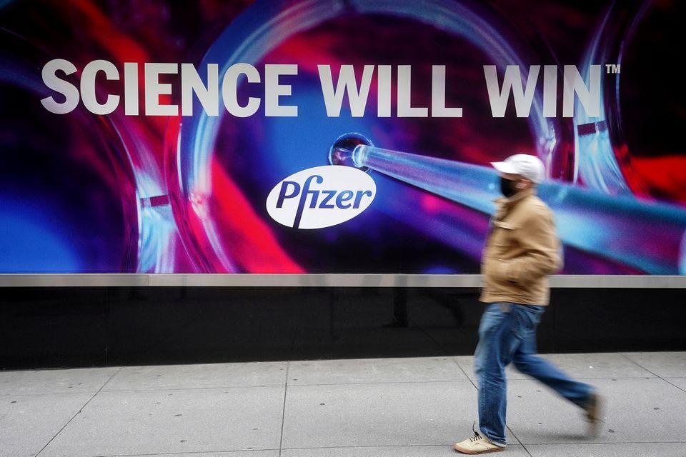 A person walks past the Pfizer Headquarters building in the Manhattan borough of New York City, New York, U.S., December 7, 2020. EUTERS/Carlo Allegri