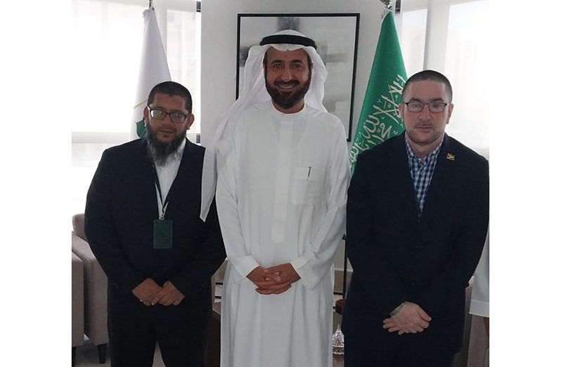 From left: Shaikh Abdul Aleem with H.E. Tawfiq Bin Fawzan Al Rabiah, Saudi Arabia’s Minister of Hajj and Umrah with Shaikh Moin-ul-Hack