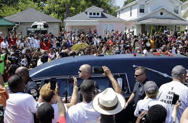 Thousands of people line the streets of the boxer’s home town of Louisville, Kentucky, to pay their last respects to the boxing legend.