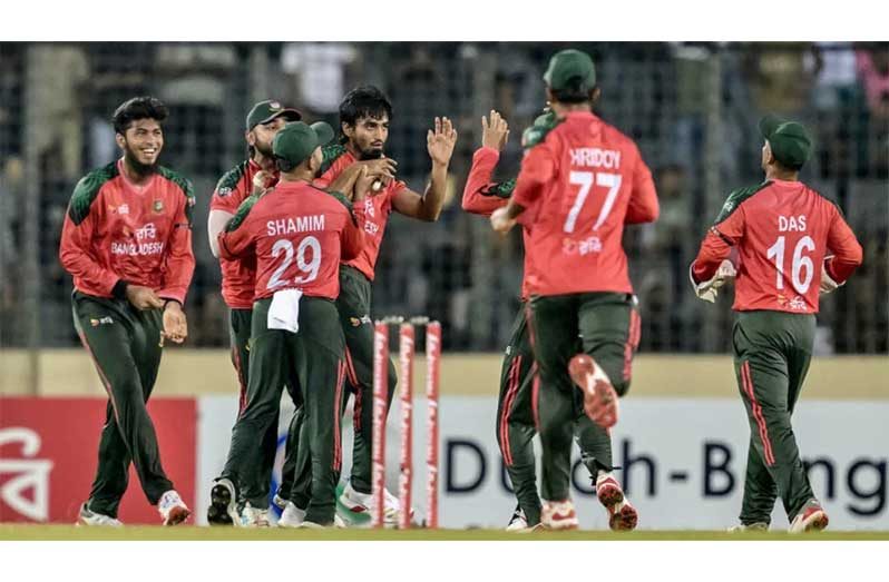 Tanzim Hasan Sakib made it five down in the powerplay • AFP/Getty Images