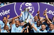 Manchester City captain Vincent Kompany lifts the Premier League trophy. (BBC Sport)