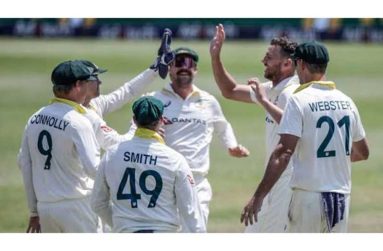Australia's Josh Hazlewood (2nd R) celebrates taking Wiaan Mulder's wicket on day five © Marco Longari / AFP