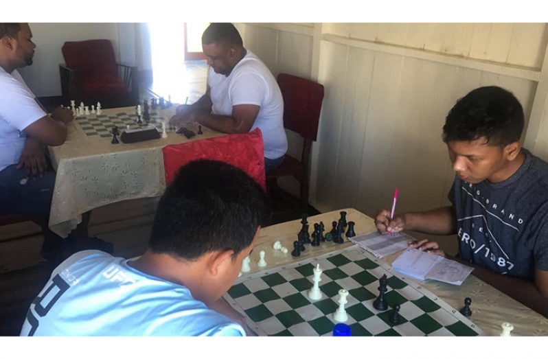 Steve Leung (right) got past Justino DaSilva in their clash yesterday.