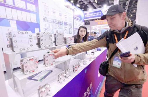 A foreign visitor learns about electrolyzes used for hydrogen production at the 15th Clean Energy Expo China (CEEC 2025) in Beijing, March 27, 2025 (People's Daily Online/Chen Xiaogen)