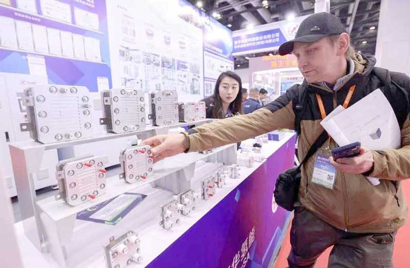 A foreign visitor learns about electrolyzes used for hydrogen production at the 15th Clean Energy Expo China (CEEC 2025) in Beijing, March 27, 2025 (People's Daily Online/Chen Xiaogen)