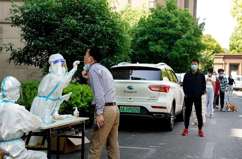 Residents wait in line to receive COVID-19 tests in Shanghai, east China, May 17, 2022. China's Shanghai has cut off the community transmission of COVID-19 in all its 16 districts, a municipal official said Tuesday (Xinhua/Liu Ying)