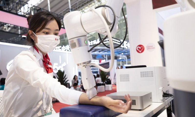 A visitor experiences a 5G remote medical robot at the 2022 World 5G Convention in Harbin, capital of northeast China's Heilongjiang Province, Aug. 10, 2022. (Xinhua/Zhang Tao)