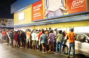 Scores of persons were able to capitalise on the Black Friday deals offered by Courts Guyana from Friday midnight to Saturday midnight despite security threats that forced the company to change its plans (Elvin Croker photo)