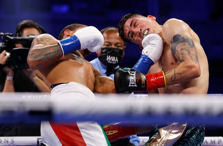 Gervonta Davis knocks out Leo Santa Cruz in their title fight on Saturday, Oct. 31 at the Alamodome in San Antonio. (Esther Lin/SHOWTIME)