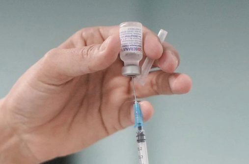 A nurse prepares a dose of the Soberana 02 vaccine during its clinical trials at a hospital amid concerns about the spread of the coronavirus disease (COVID-19) in Havana, Cuba, June 29, 2021 (REUTERS/Alexandre Meneghini/file photo)