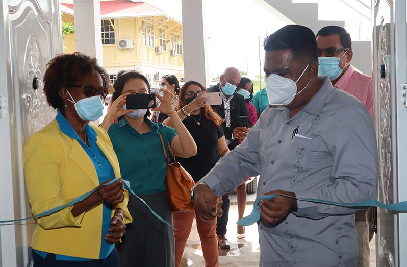 Agriculture Minister Zulfikar Mustapha cuts the ceremonial ribbon as FAO Country Representative, Dr. Gillian Smith, left, and other officials look on