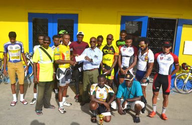 Andre “Padlock” Greene receives his cash incentive from Courts Berbice Branch Manager, Stanley McKenzie, while the other winners shared the moment. (Colin Bynoe Photo)