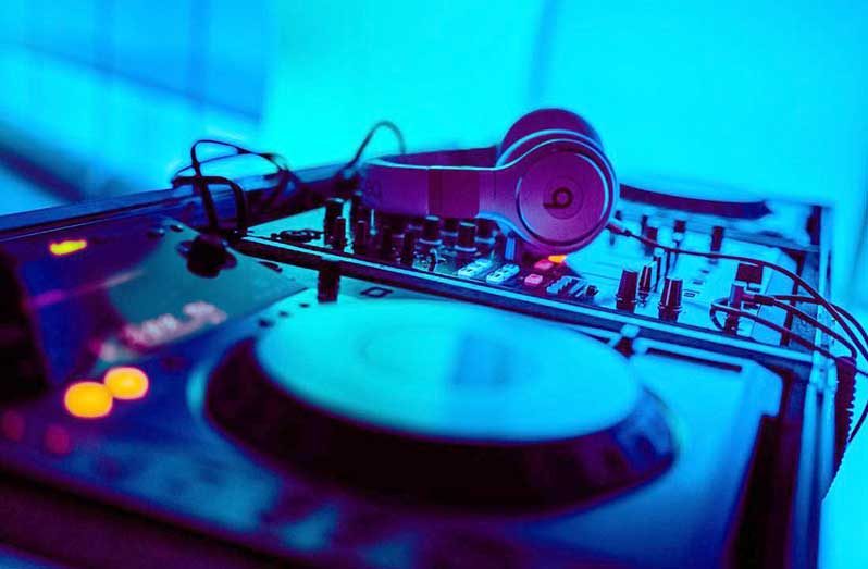 DJ