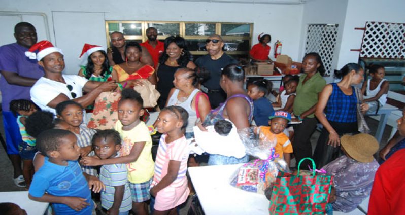 Giftland OfficeMAX donates Christmas hampers to Tiger Bay ...