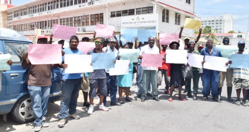Protestors in front the Ministry of Communities on Monday