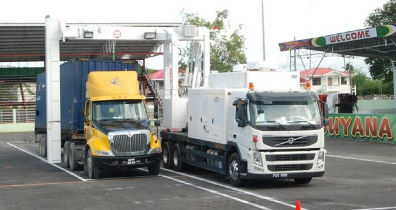 The new mobile scanner, with a container in the background