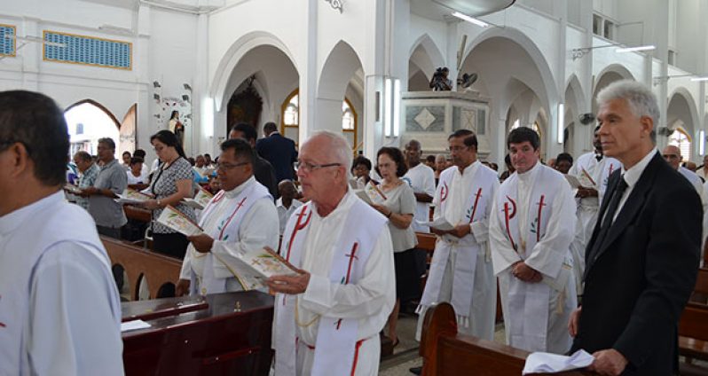 The clergy file past the coffin for the final time, signaling the start of the service. At right, in black suit, is Father Farnum’s brother, Mr. Laurie Farnum