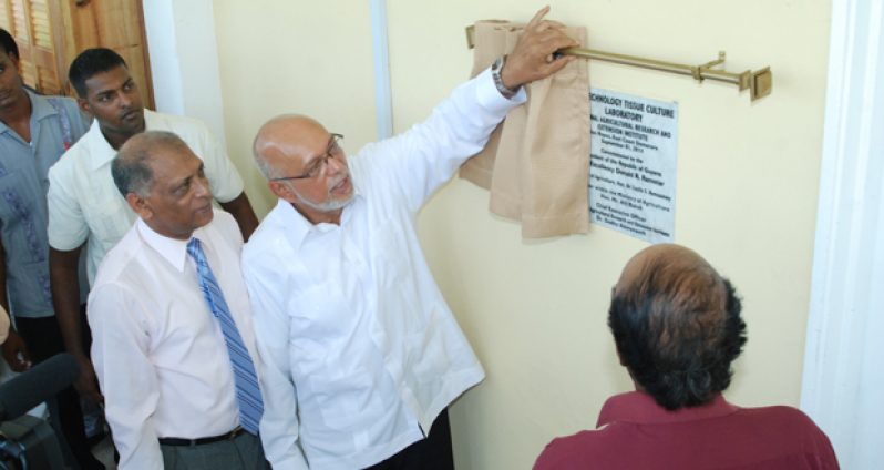 President Ramotar unveils the plaque of the Bio Technology Tissue Control Laboratory