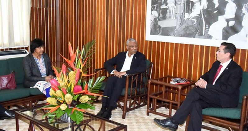 President David Granger in discussion with Ivan Simonovic (right) and Navi Pillay, Former United Nations High Commissioner for Human Rights, during their visit to the Ministry of the Presidency