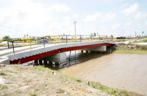 Vice President Bharrat Jagdeo’s commitment to residents of Yakusari, Black Bush Polder, has been fulfilled with the delivery of a new bridge on Yakusari Primary School Street. The 80-foot-long, 18-foot-wide bridge provides safer access and improved connectivity for the community