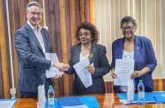 Ambassador Rene van Nes signed the agreement on behalf of the EU, alongside Chairperson of the Guyana Elections Commission (GECOM), Justice (ret’d) Claudette Singh, and Ambassador Elisabeth Harper, representing the Ministry of Foreign Affairs and International Cooperation