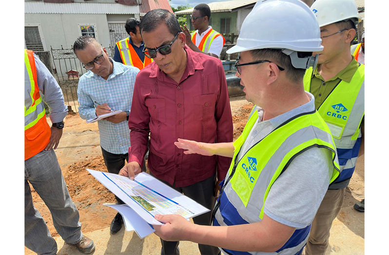 Minister within the Ministry of Public Works, Madanlall Ramraj, emphasised the importance of accelerating progress while maintaining high standards of construction quality and safety