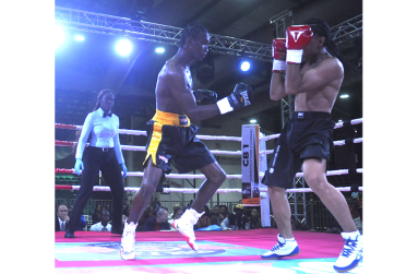 Guyanese Jamal Eastman beat Surinamese kickboxer Edinio Ginsberg by unanimous decision in the junior welterweight bout