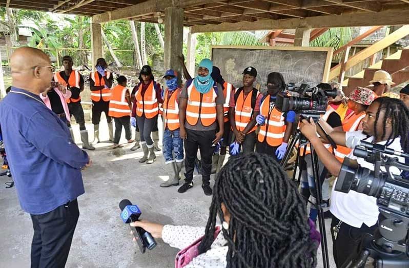 Minister of Public Works, Bishop Juan Edghill, engaged with the Lindeners who were employed to carry out weeding and cleaning operations in Region 10.