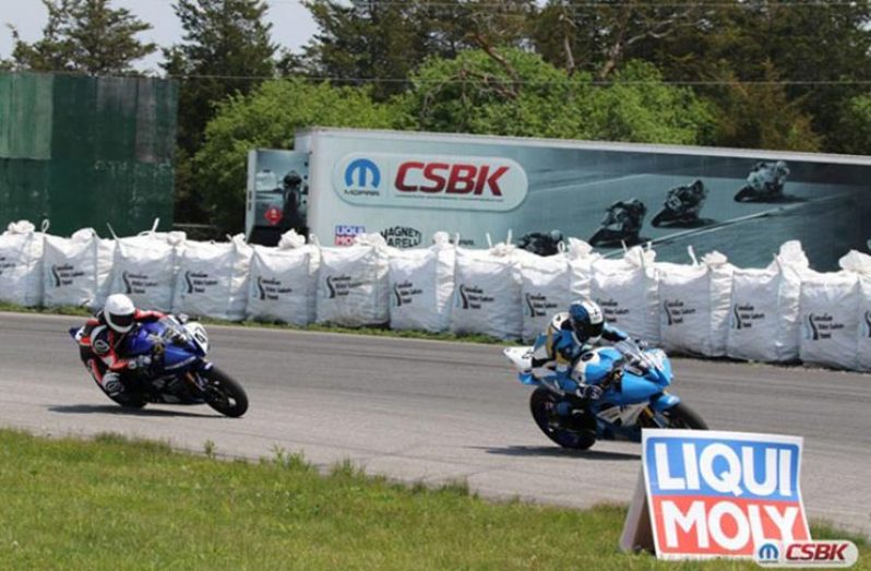 Elliot Vieira gets to the corner ahead of Will Hornblower in the first round of the CSBK championships. (CSBK photo)