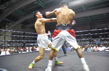 Roger Saldana (left) and Elton Dharry went toe-to-toe in a close fight (Sean Devers photos)
