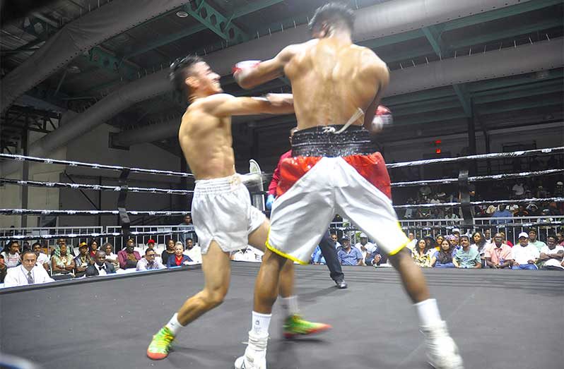 Roger Saldana (left) and Elton Dharry went toe-to-toe in a close fight (Sean Devers photos)