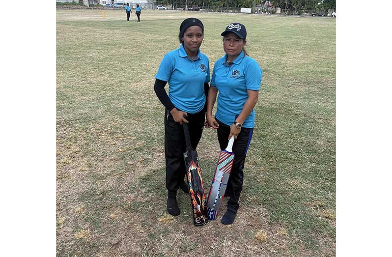 Invaders’ Emily Booker and Kesiha Williams added an unbeaten 120 for the second wicket